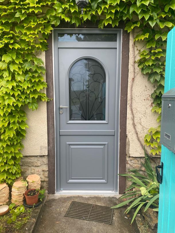 porte d'entrée en pvc et ferronnerie sur mesure 